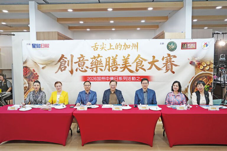 藥膳大賽評委：左起：北美國際名媛慈善聯盟主席賈惠君、美中友好聯盟主席劉雅典娜、美國中醫跌打傷科協會會長趙昌偉、藥食同源聯盟主席劉源凱、美中文化促進會會長梁建鋒、美國華商總會常務副主席譚念帖、美國中藥聯商會副會長雷春媚。記者黃偉江攝