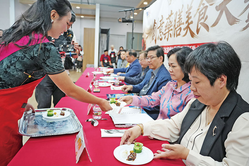 參賽隊伍完成品交予評委品嘗。記者黃偉江攝