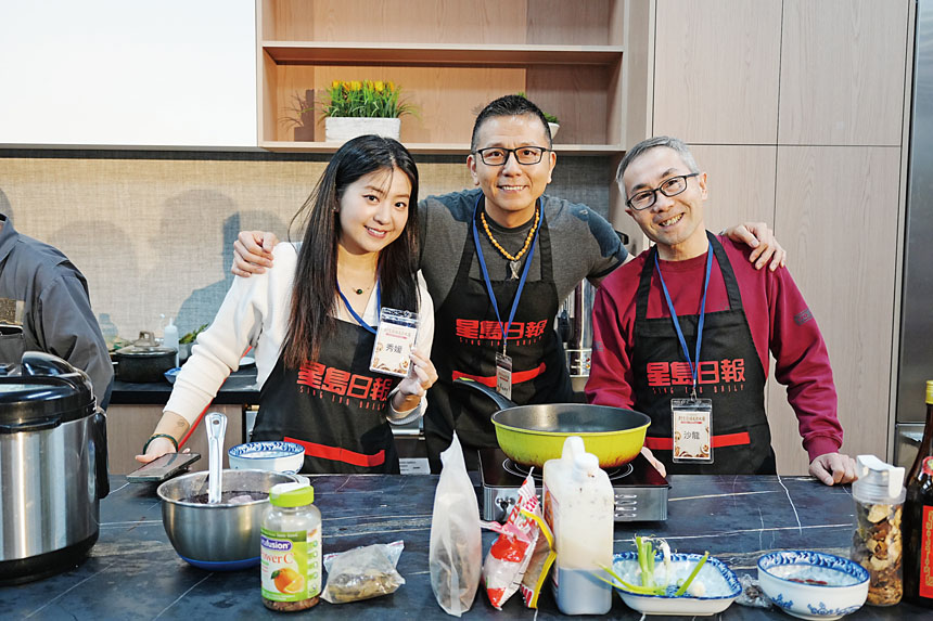 星島中文電台國語台主持人(左起)秀媛、趙睿和沙龍組成美中文化促進會(一隊)參賽。記者黃偉江攝
