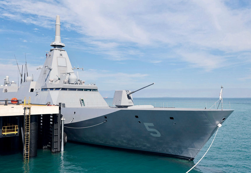 日本海上自衛隊的最上級隱形護衛艦「矢作號」停靠在澳洲達爾文港。美聯社資料圖片