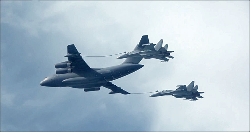 現場兩軍戰機混合編組默契配合