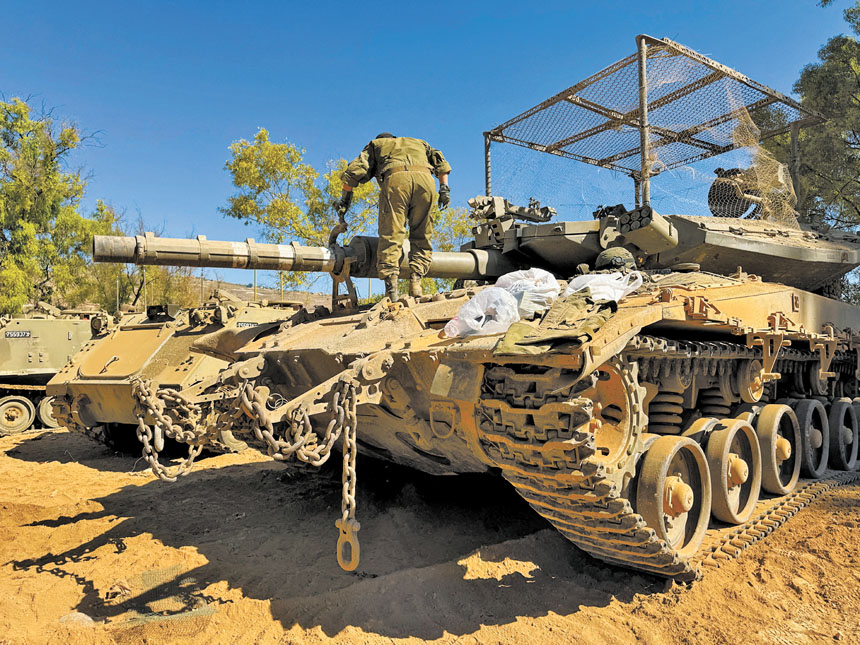 以色列士兵開著裝甲車駐守邊境。美聯社