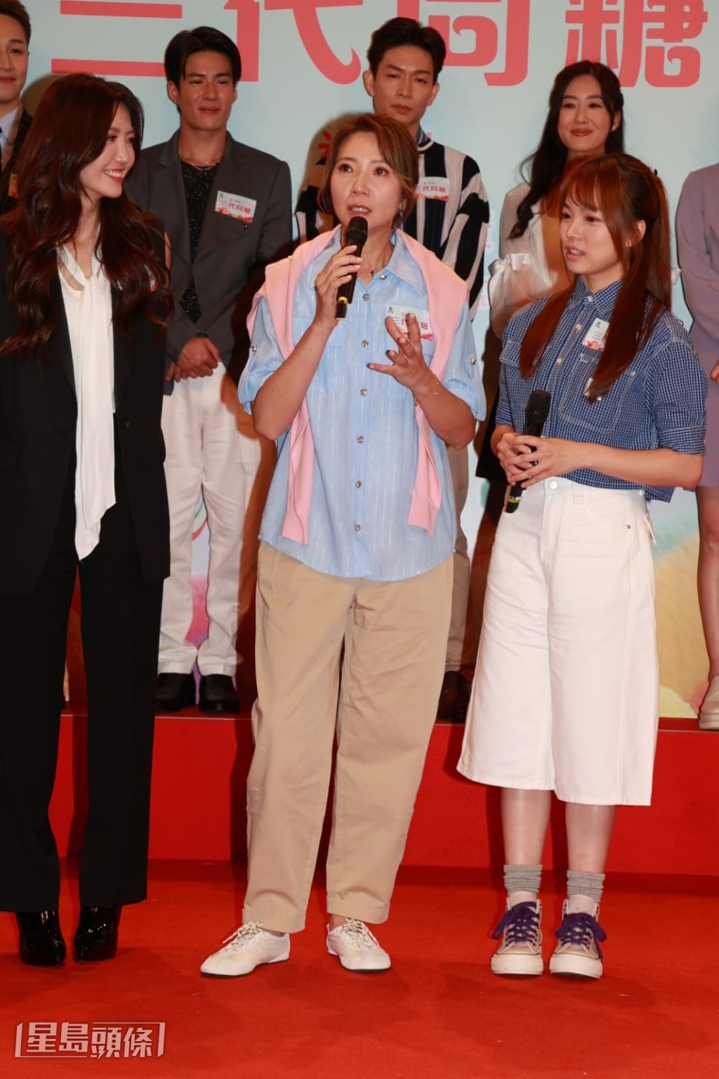 被問到會否與年輕男演員發展初戀劇情,車婉婉保持神秘,未有透露。