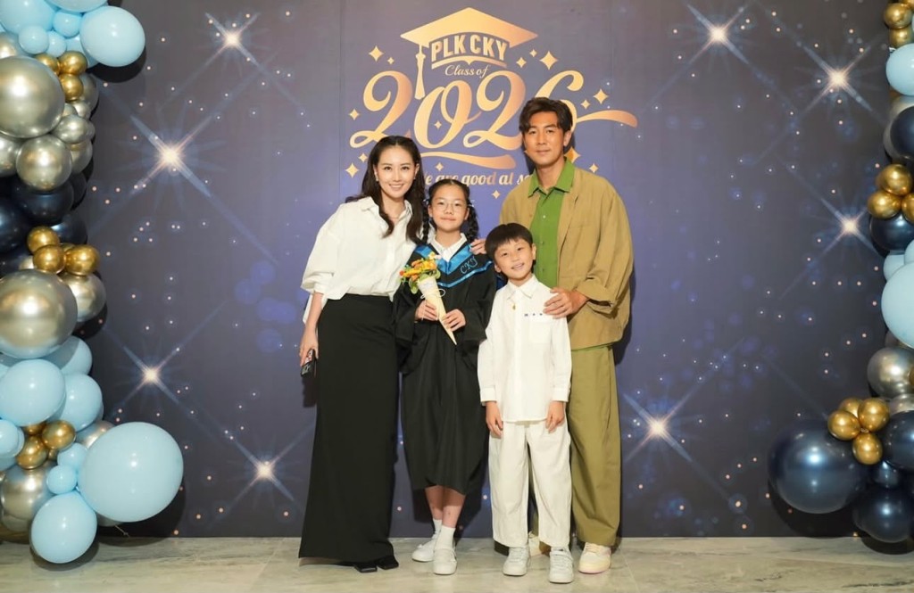 譚俊彥一家四口拍攝溫馨全家福,慶祝女兒畢業。