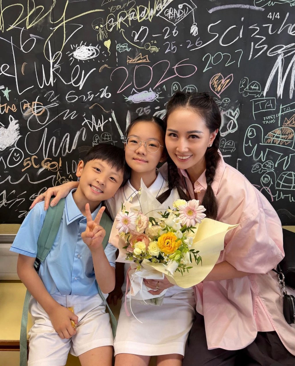 畢業禮上,譚俊彥愛女(中)與父母及弟弟合影。