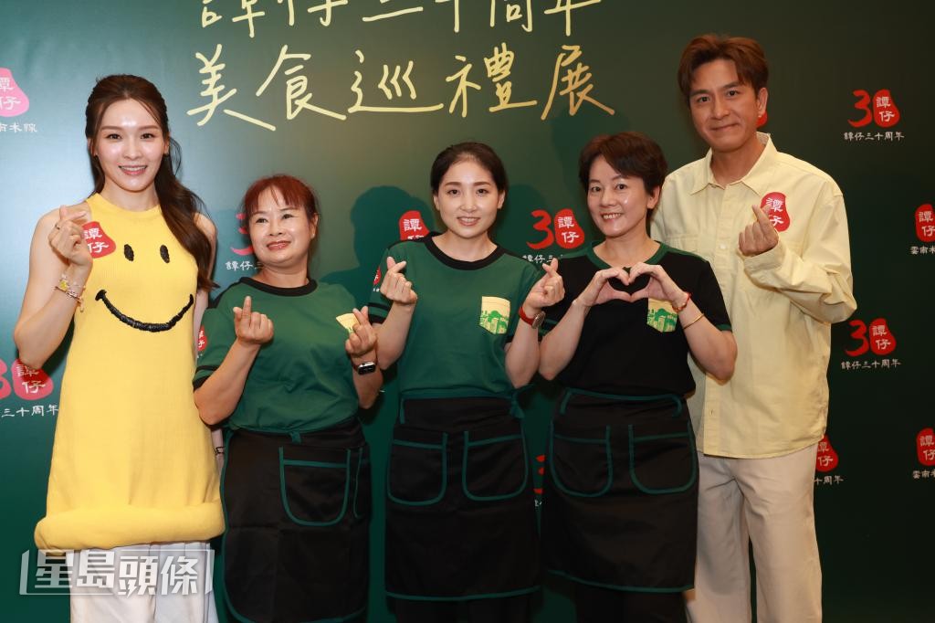 「譚仔姐姐」菊姐、東東、彩燕與嘉賓李佳芯、馬國明開心合照。