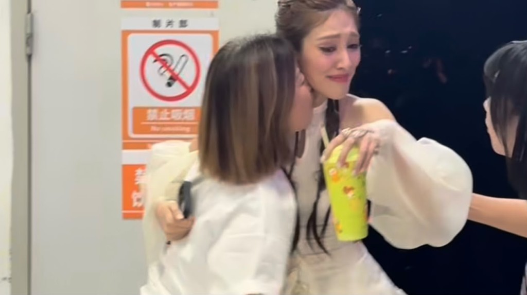 最後一場團體演出後,Grace推開後台門,驚喜見到專程來探班的母親。