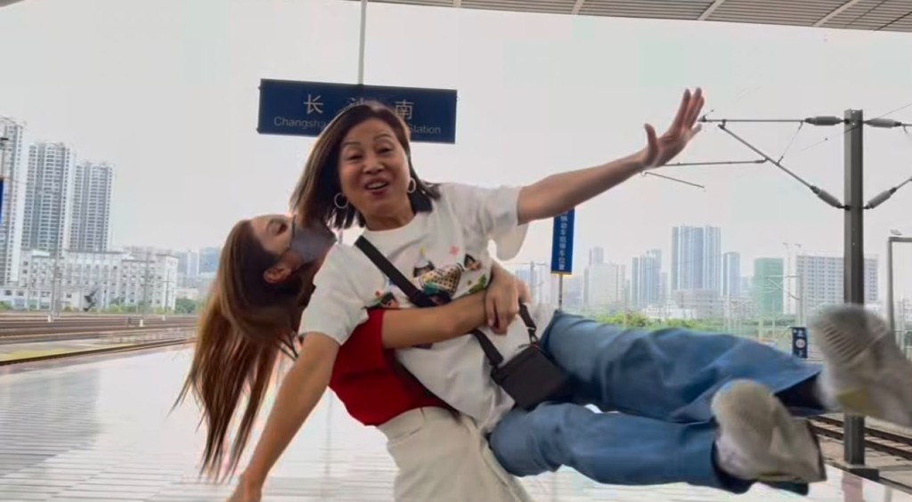 擁抱的力度顯示了彼此的思念。