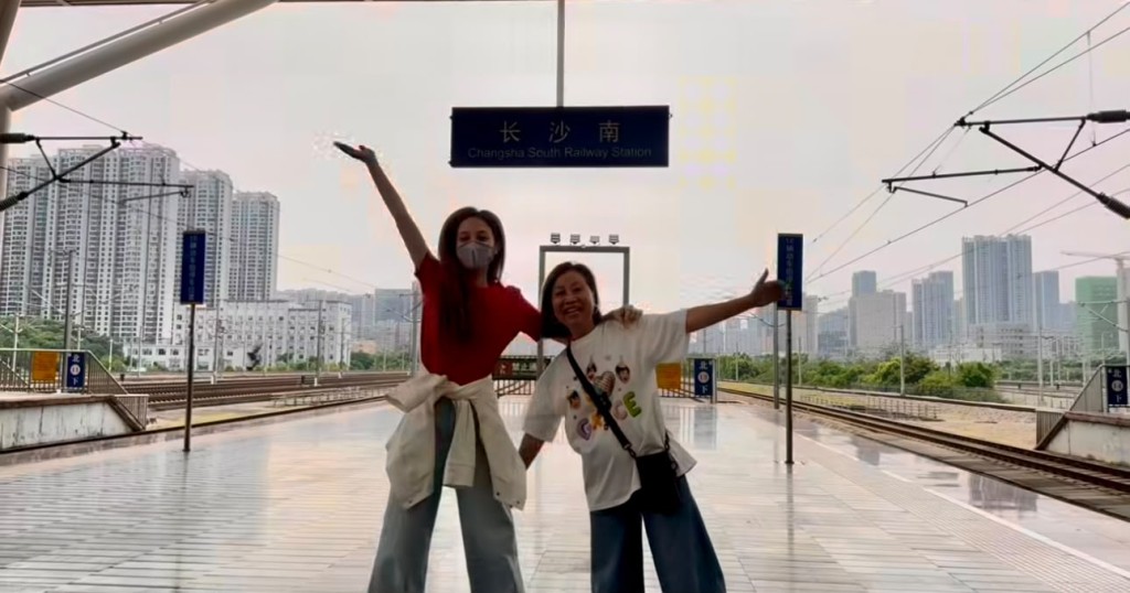 畫面展現了母女二人的親密關係。
