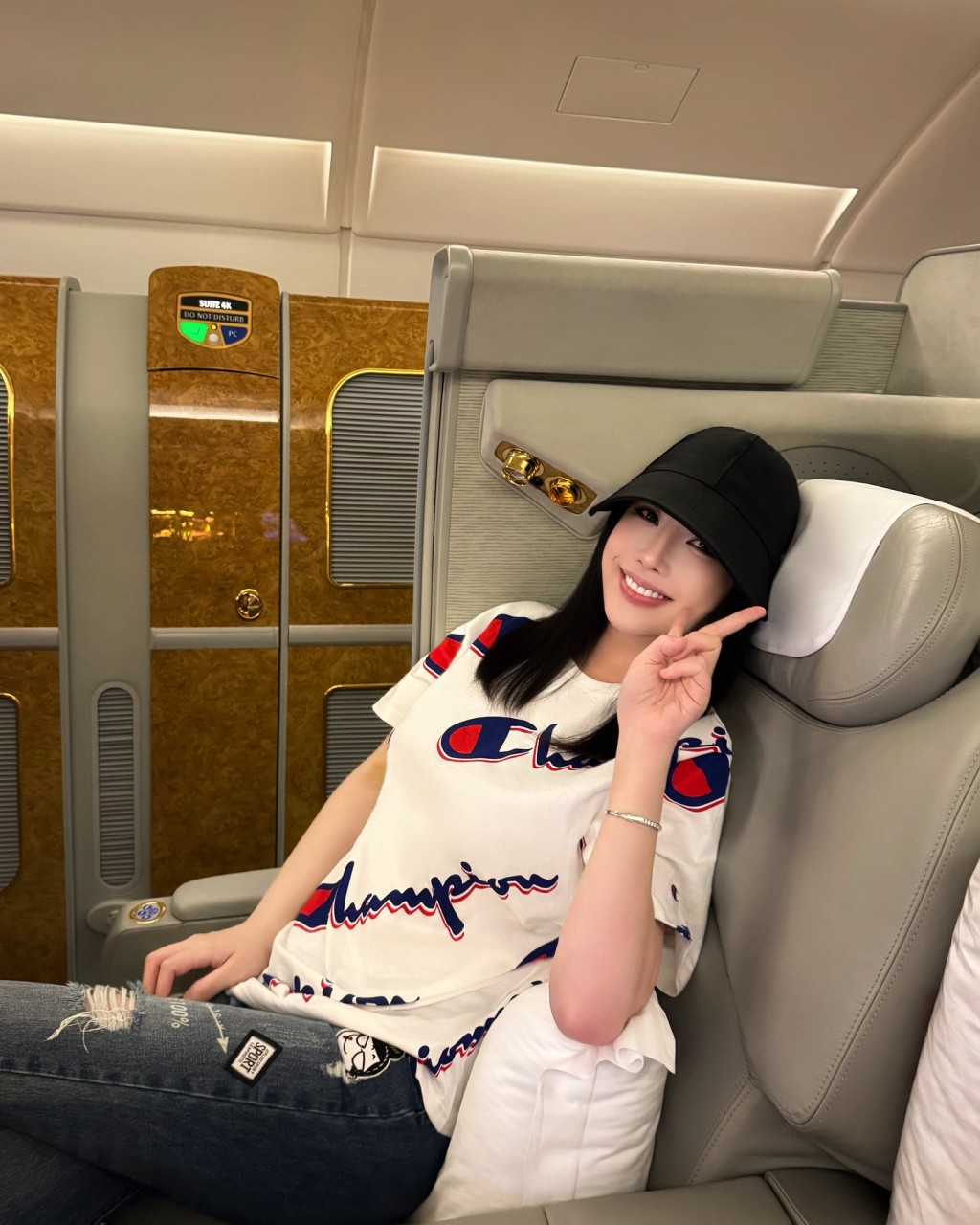 崔碧珈以一身便服登機。