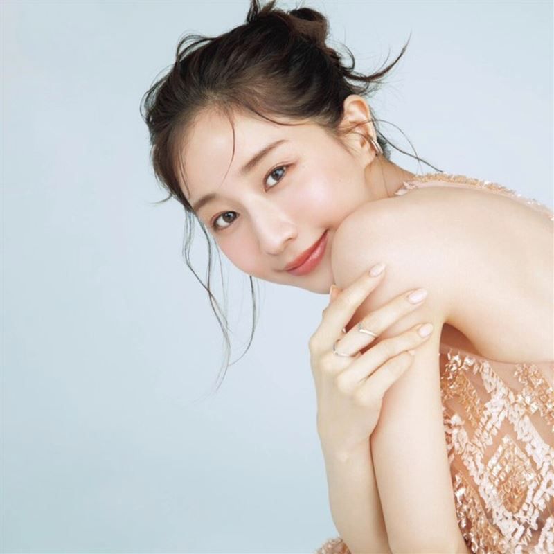 田中美奈實過往曾任職電視台，是深受歡迎的女主播。