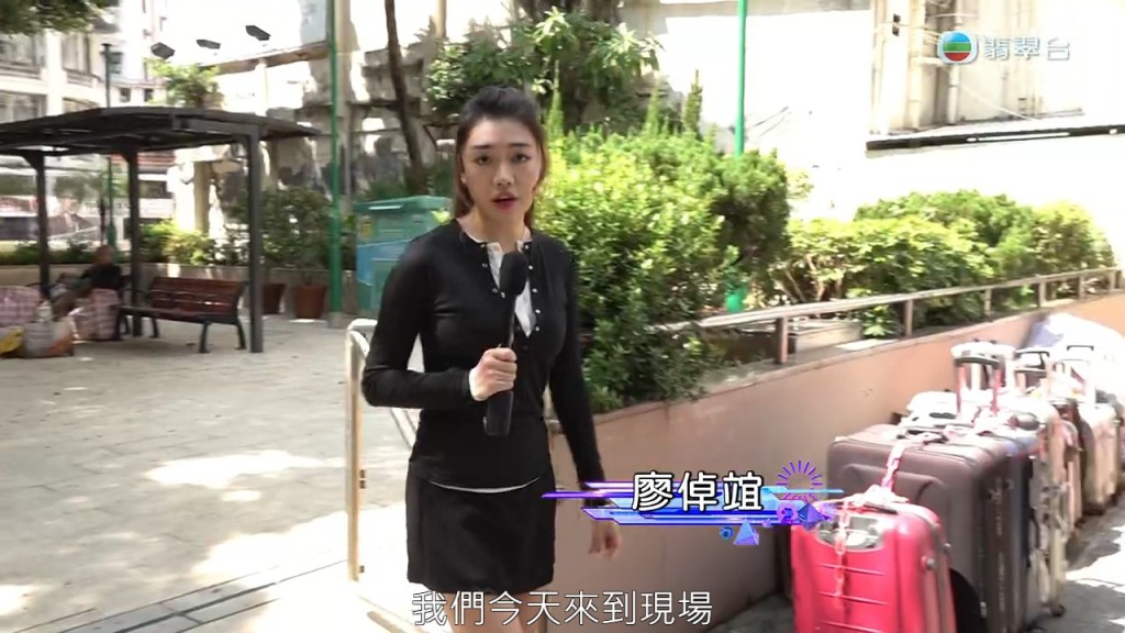 廖倬竩到現場了解行李箱堆放情況,表示約有30個行李箱且現場有異味。