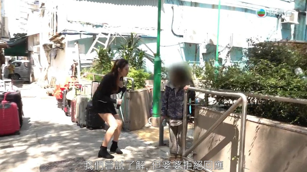廖倬竩嘗試向一位婆婆了解事件。