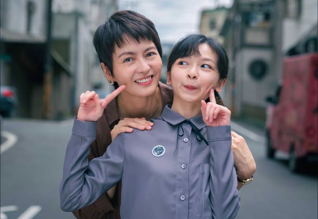 劇中母女二人進入聰明鎮。