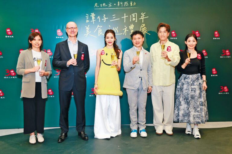 ■譚仔國際集團首席營銷官黃健邦（右三）、馬國明、李佳芯及一眾嘉賓齊齊影合照。