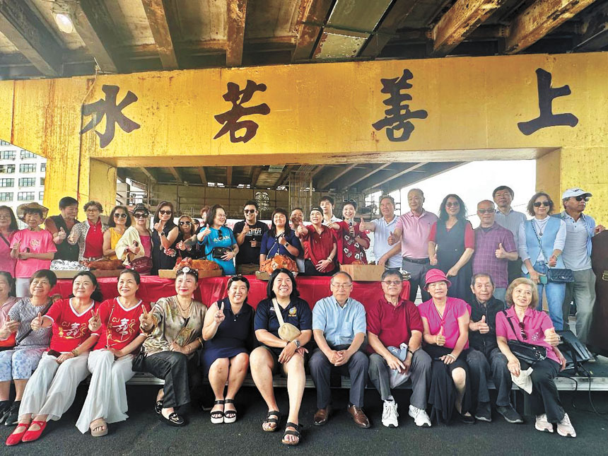 唐人街慶祝美國建國250週年、首度舉辦社區野餐會,中國駐芝加哥總領館王保東總領事(前右5)欣然參與和僑胞們同樂。 梁敏育攝