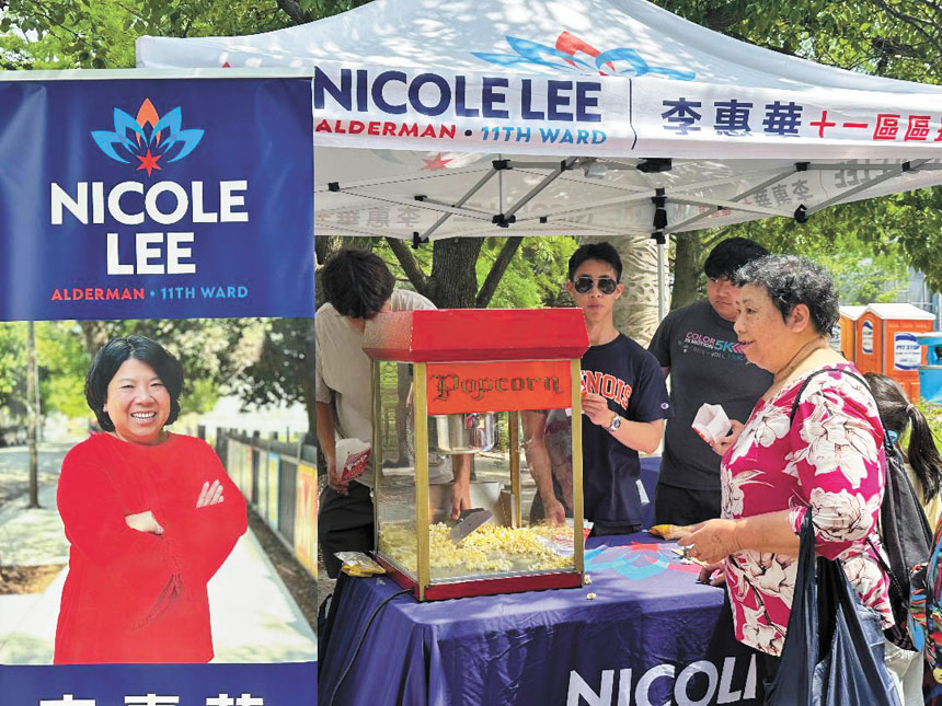 李惠華區長辦事處以香氣迷人的爆米花吸引著民眾排長龍。 梁敏育攝