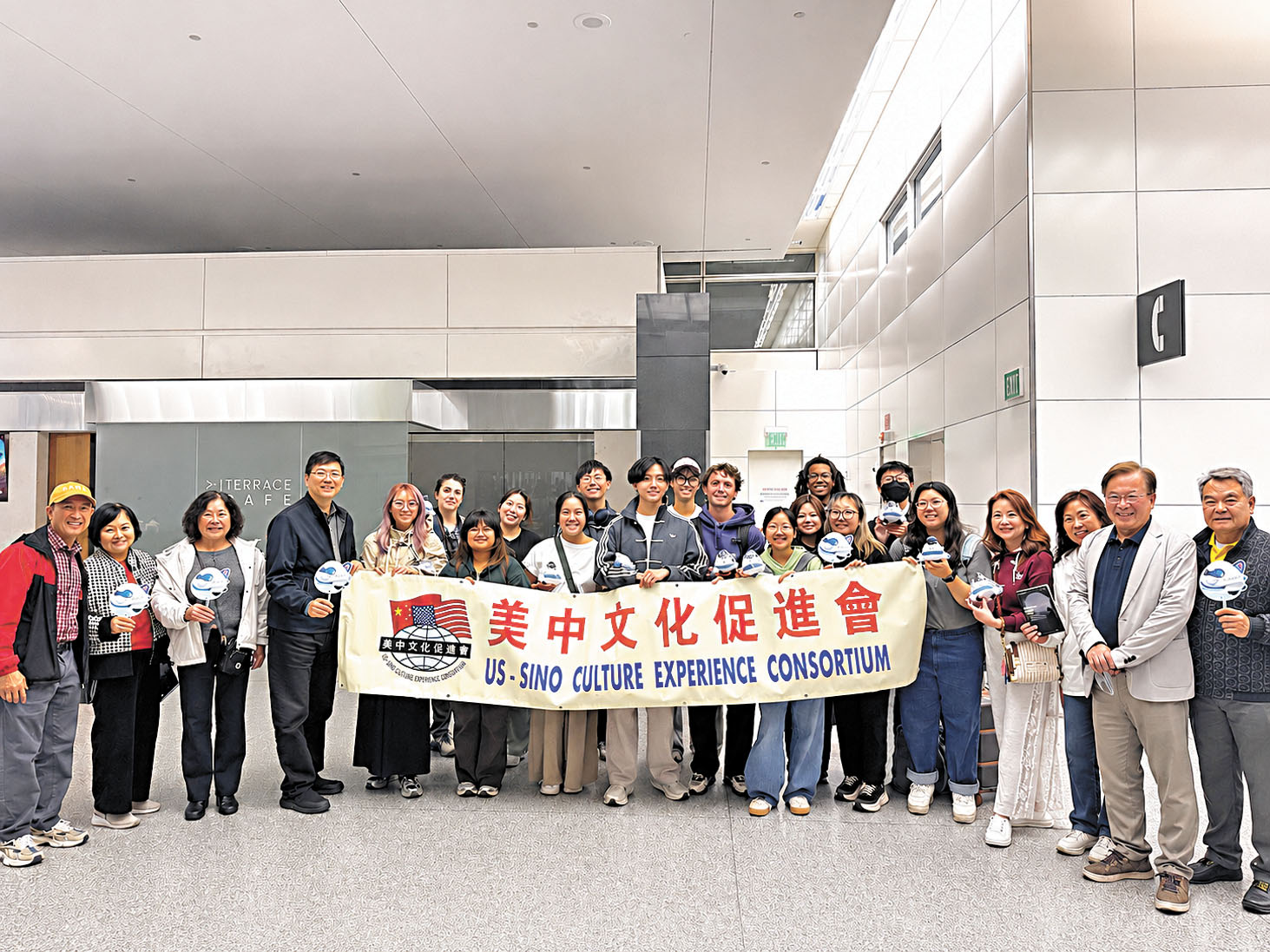 美中文化促進會領導班子與交流團團員在三藩巿機場合照。