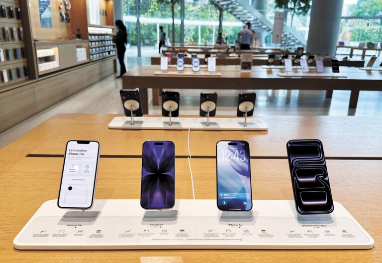 蘋果公司印度供應商塔塔電子公司遭網攻，導致iPhone18 Pro機型的數據外洩。圖為印度孟買蘋果專賣店展示的iPhone手機。資料圖片