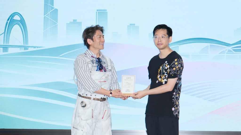 首屆CPTE2026粵語文化博覽會負責人程子瀏（右）向唐文龍頒發委任狀。
