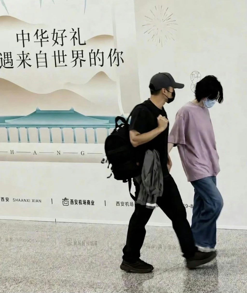 謝霆鋒不時望向身旁的王菲。