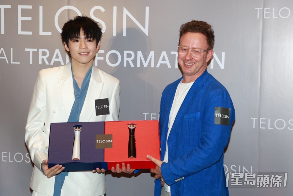 陳卓賢從品牌代表手中接過禮品。