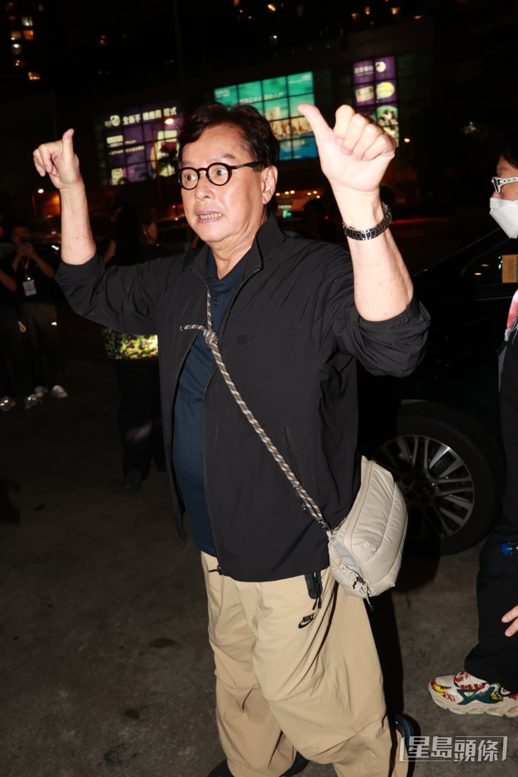 即將舉行個人演唱會的譚詠麟，在後台顯得格外活躍。