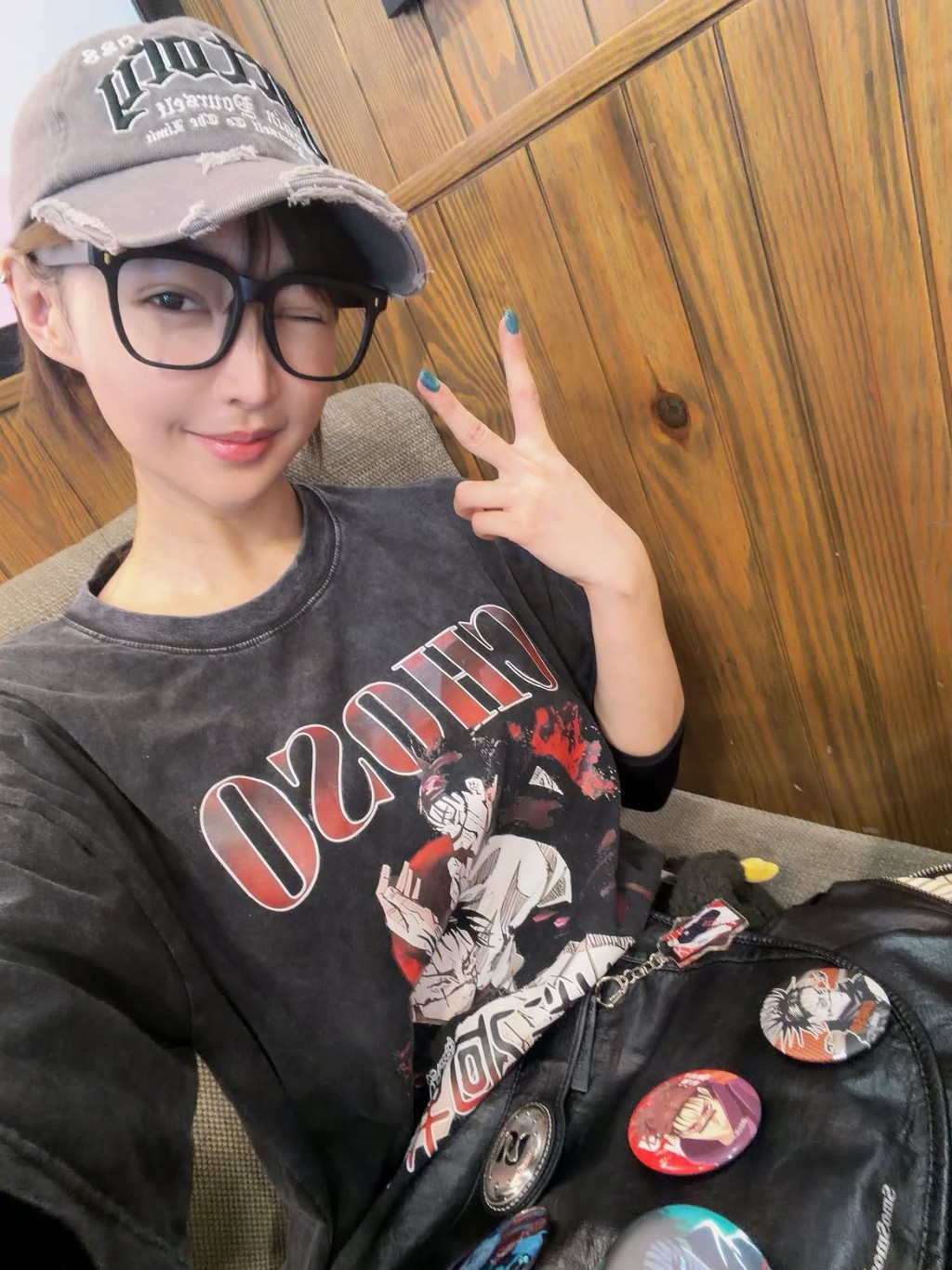 換上一身型格打扮的樂宜，對著鏡頭擺出勝利手勢。