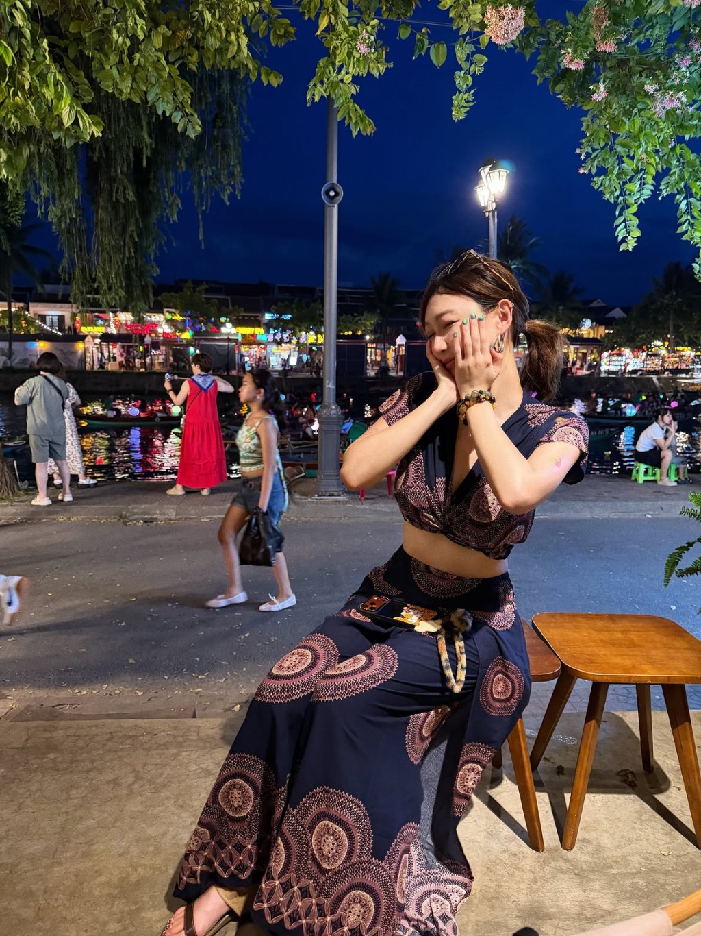入夜後，樂宜換上民族風晚裝，在會安古城感受浪漫氣氛。