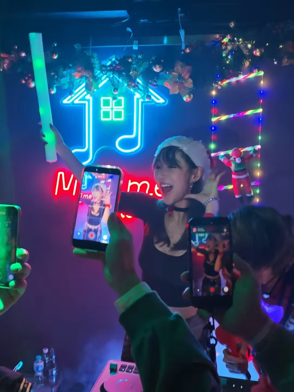 樂宜在聖誕節期間於夜店打碟。