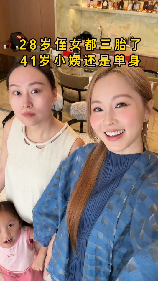 與姪女同框,傅穎的皮膚顯得緊緻,看起來更年輕。