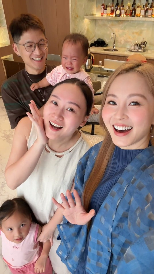 傅穎與姪女樣貌相似,可見家族基因強大。