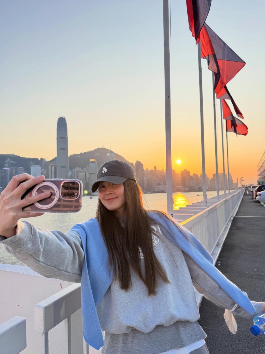 傅穎近日回港,在維港拍攝近照。