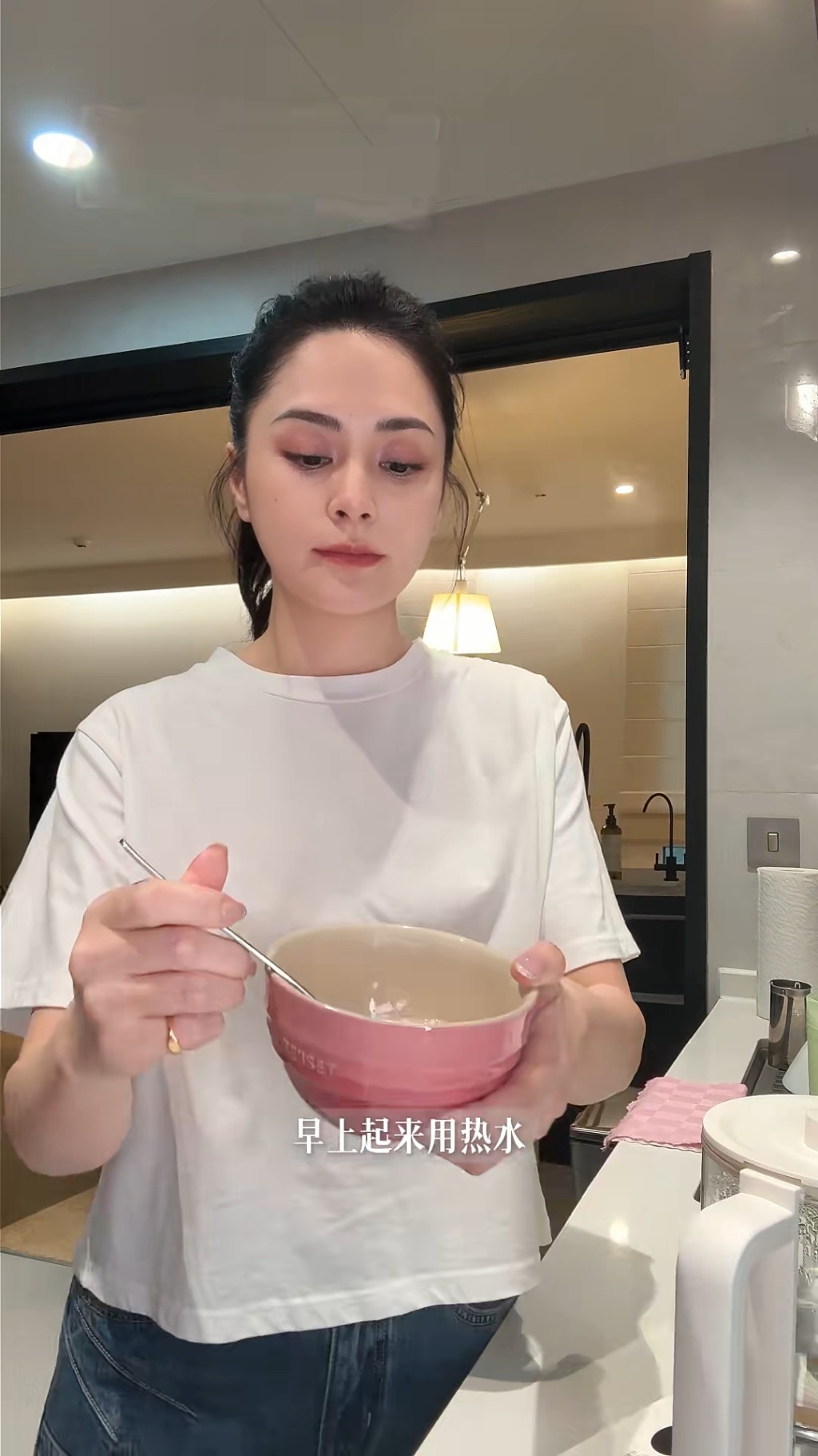 燕麥日的早餐做法簡單，只需熱水沖泡。