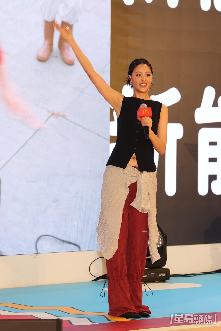 她曾在公司戶外音樂會唱兩首歌,坦言結束後感到「不夠喉」。