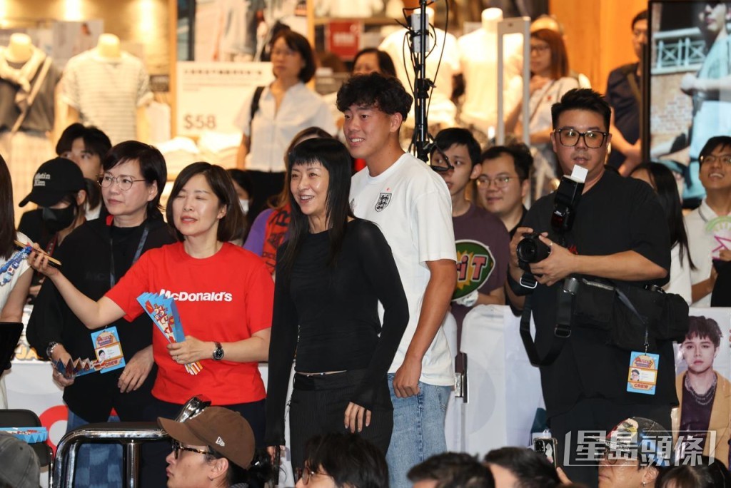 黃澤林和徐濠縈欣賞演出時,露出相似的笑容。