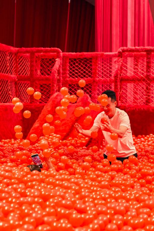 作品《海》鼓勵觀眾透過玩樂參與藝術。