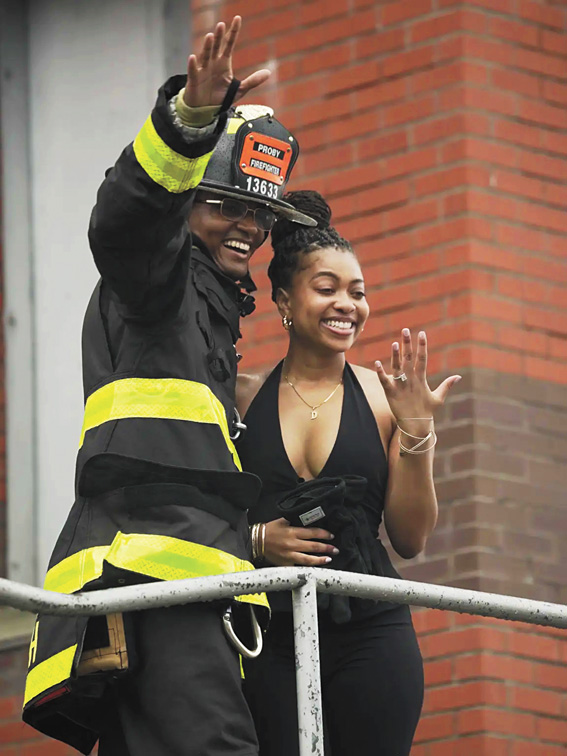 見習消防員拉爾夫於演練期間成功向女友求婚。 FDNY