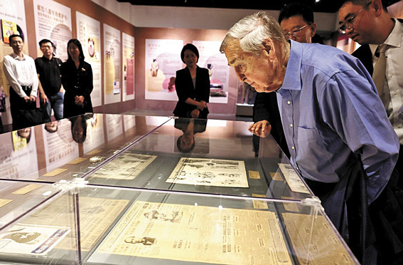艾利森院長仔細觀看展品。