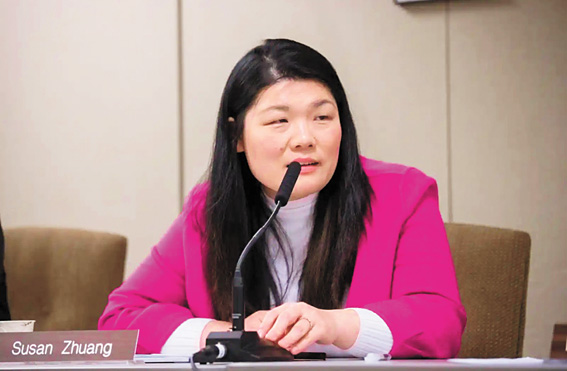 莊文怡是市議會老年委員會主席。