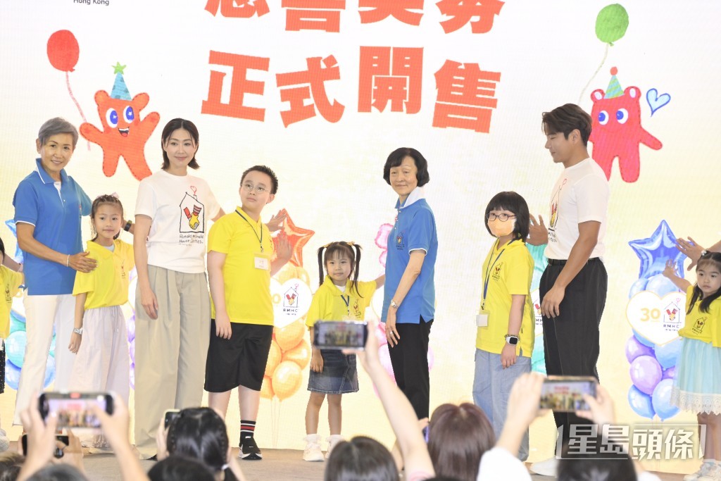 胡定欣當時忙於售賣獎券，未有留意羅天宇狀況，並笑言：「係唔係太熱？冇事嘅，佢咁大隻！」