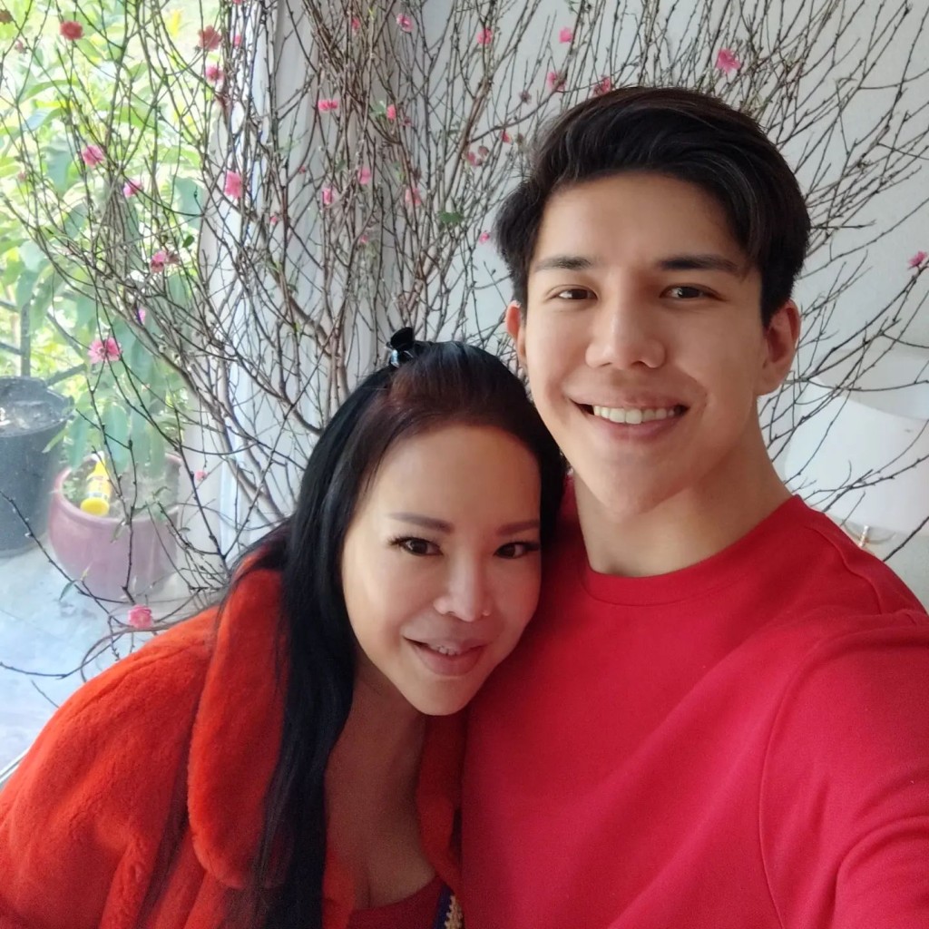 胡㻗比哥哥羅天宇更似媽媽。