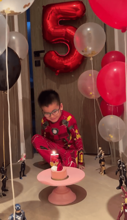 楊洛婷兒子看見生日蛋糕時表現興奮。