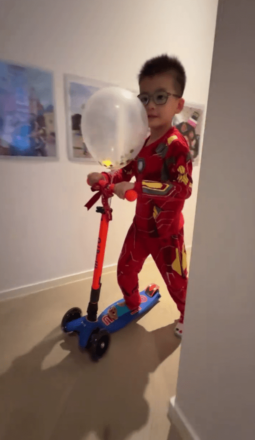 楊洛婷兒子在豪宅的走廊上玩滑板車。
