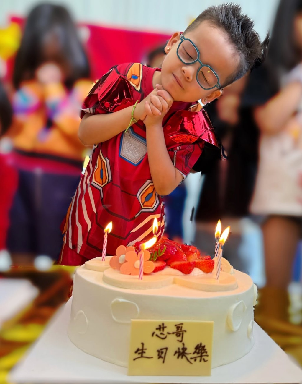 5歲的黃子芯許願時神情專注。