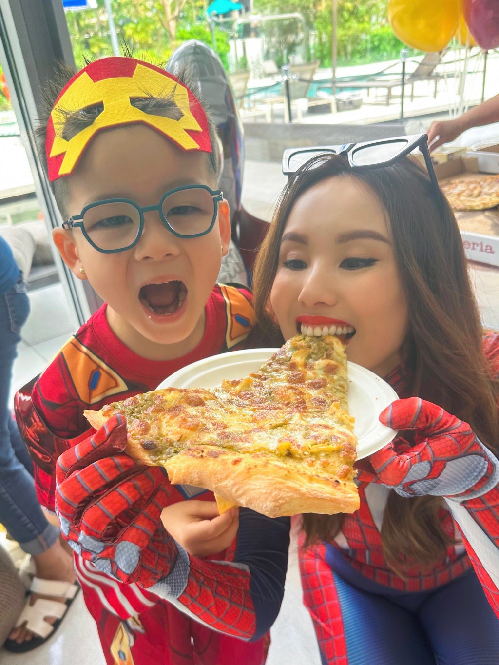 楊洛婷與兒子一起吃薄餅。