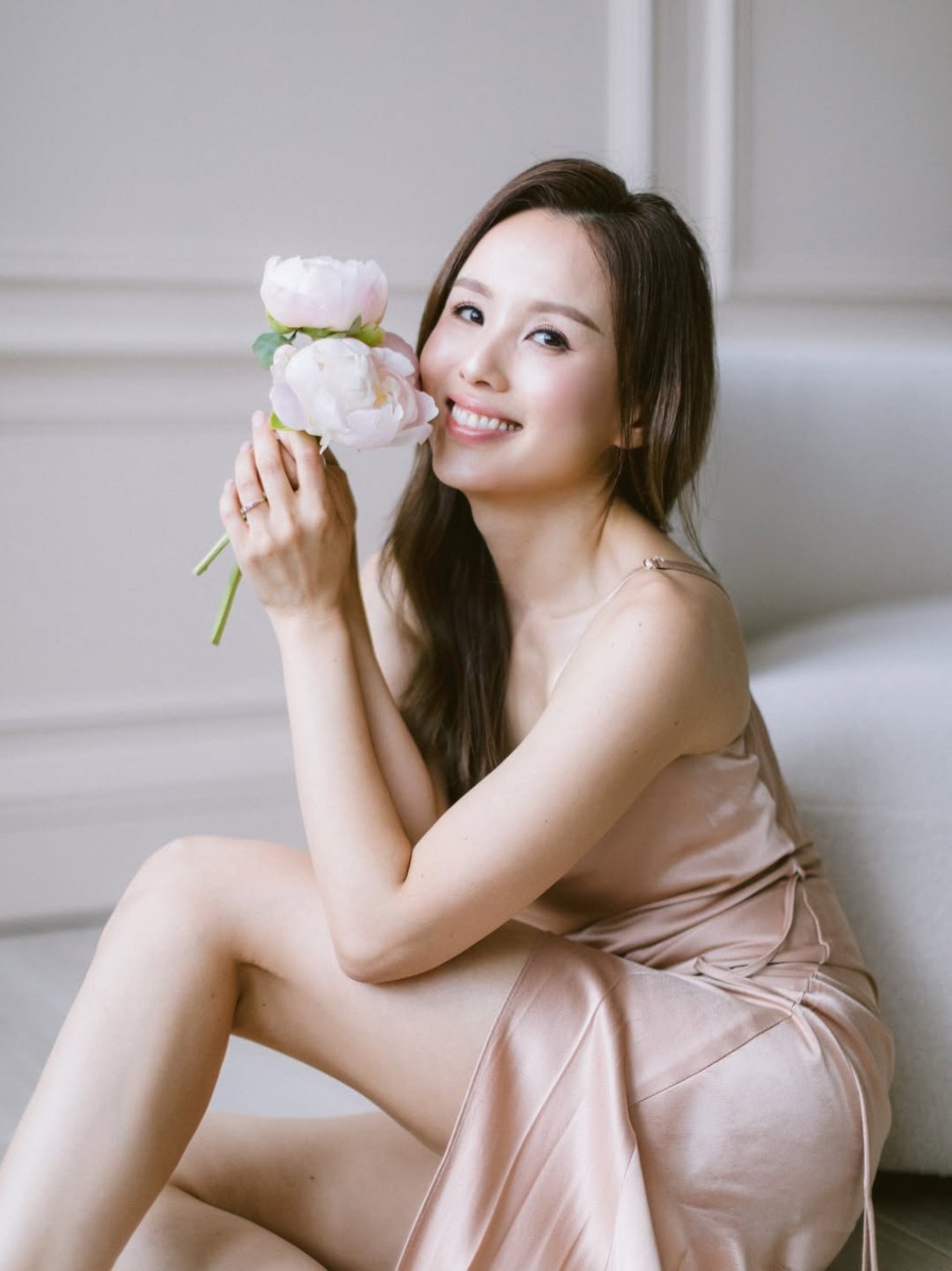 楊洛婷45歲生日時,穿上吊帶裙分享照片。