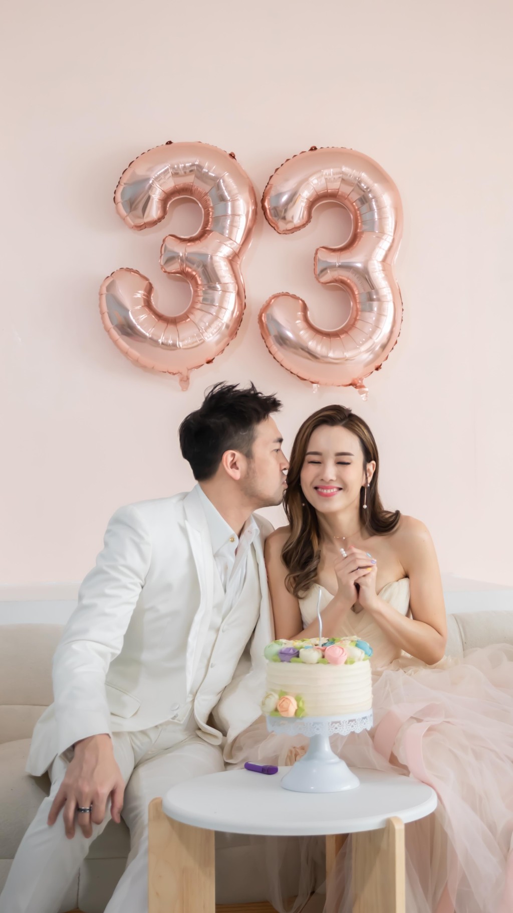 楊洛婷十年前與丈夫穿上婚紗禮服拍照。