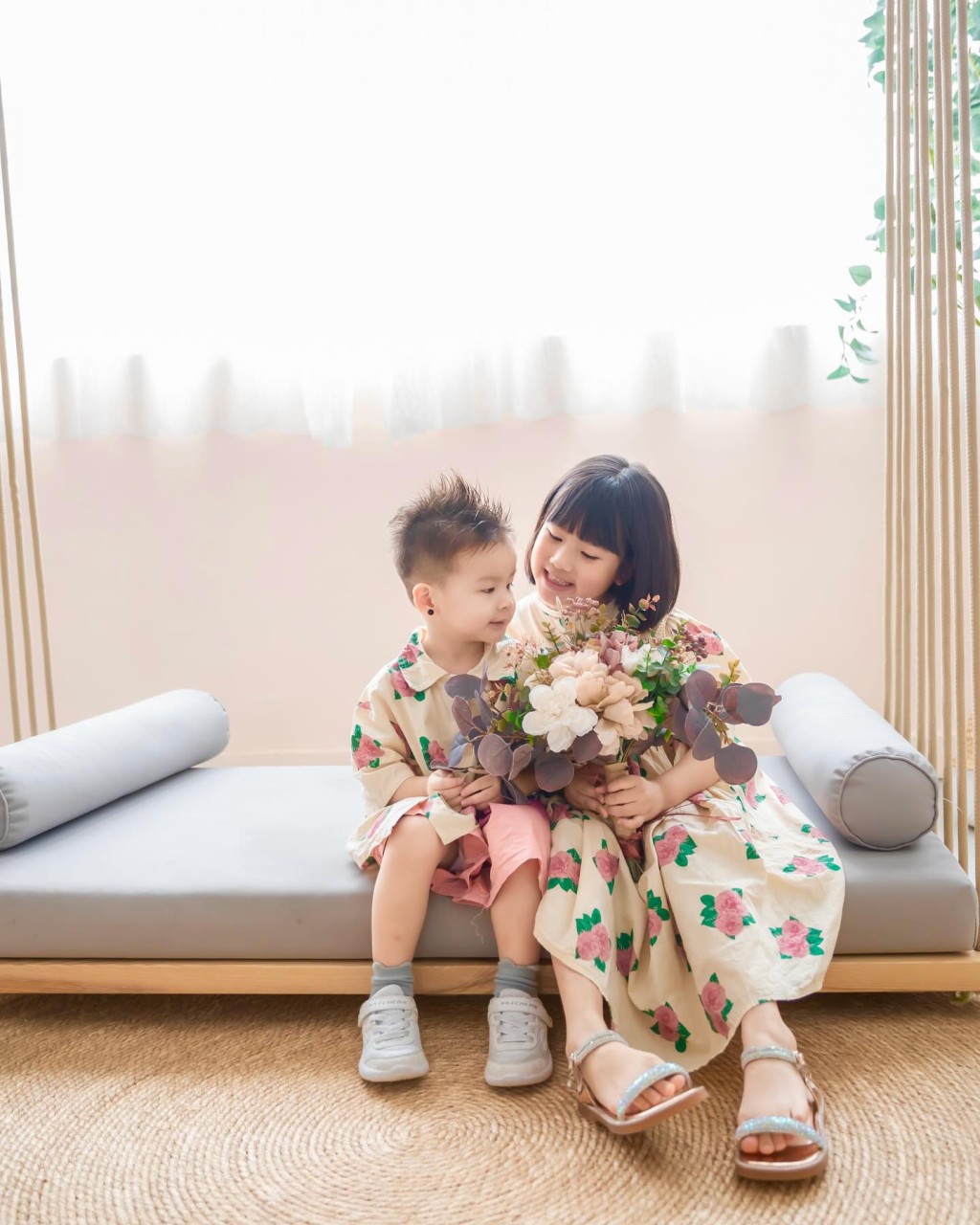 楊洛婷的一對子女樣貌可愛。