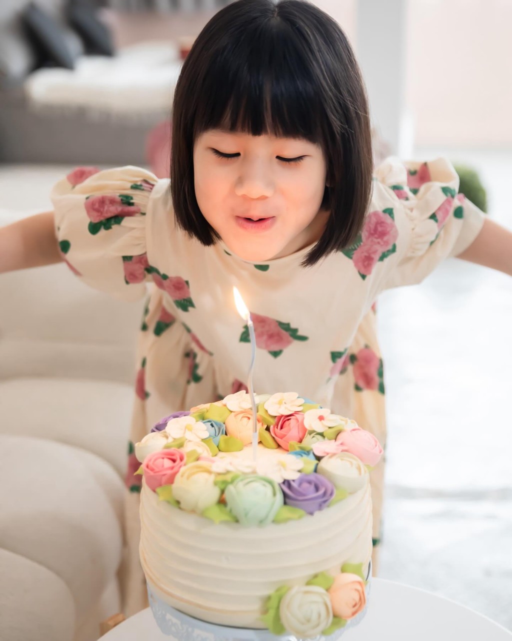 楊洛婷的女兒為她吹熄生日蠟燭。
